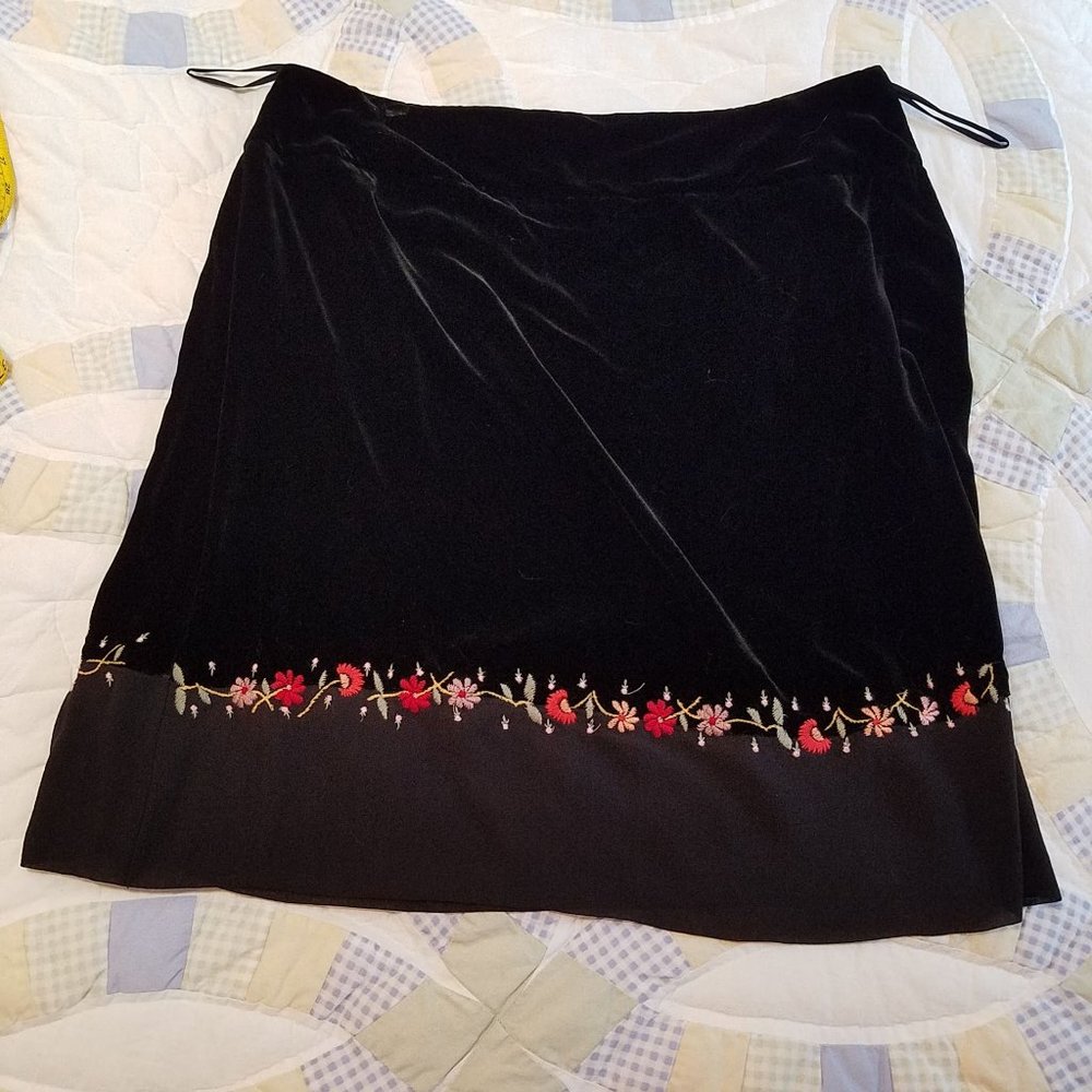DKNY Black Velvet Skirt With Embroidery Size 14
